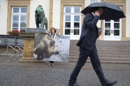 Marianne Villière en 2017 sur la place Guillaume II à Luxembourg réalisant le vœu esthétique de la standardiste d’une administration