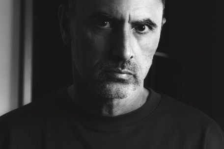 Mirwais, l&rsquo;un des seuls membres encore vivants du groupe (photo: upload.wikimedia.org/wikipedia/commons/9/9a/MIRWAIS_2023.png)