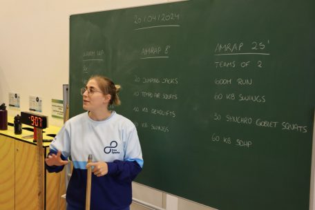 Mandy Loes erklärt die Trainingsübungen am Samstagmorgen