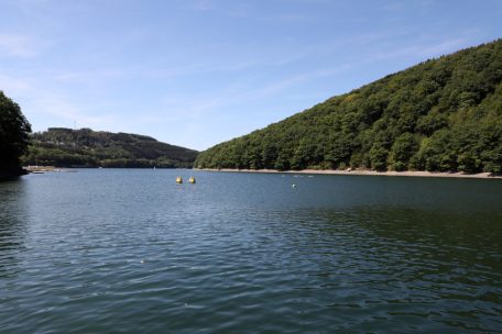 Rund um den Stausee gelangt man an sechs Stränden gut ins Wasser