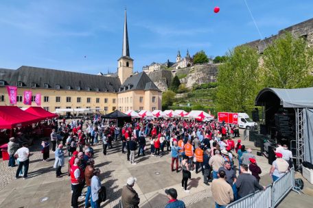 Zahlreiche Sympathisanten trafen sich bei gutem Wetter in der Abtei Neumünster