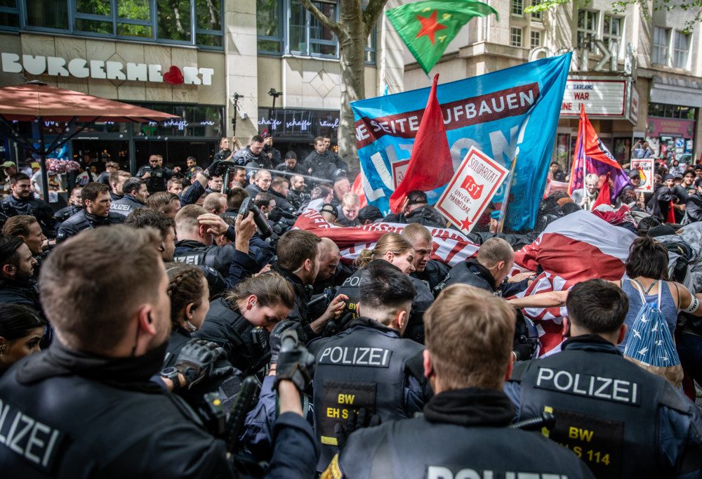 1. Mai / Linke Demonstrationen zu 1. Mai beginnen - teilweiser Abbruch in Stuttgart