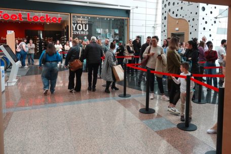 Lange Warteschlange vor dem Pop-up-Store