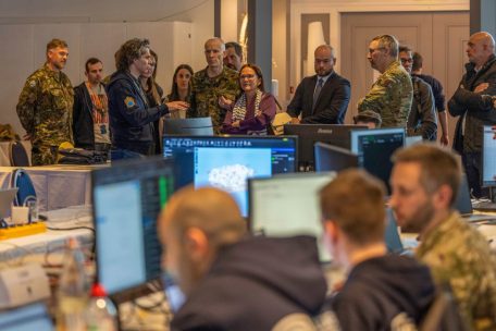 Cybersecurity-Experte Jan Beutler von der Luxemburger Armee gibt Verteidigungsministerin Yuriko Backes Erklärungen mit auf den Weg