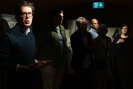 Einer der beiden Kuratoren der Ausstellung, Pit Péporté (l.), bei der Führung einer Besuchergruppe