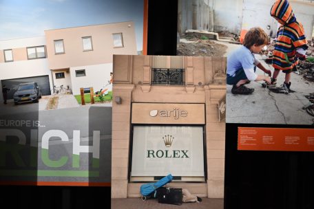 Das Thema Reichtum: links ein typisch luxemburgisches Haus des Mittelstandes, vorne ein „clochard“ in Paris, rechts Kinder in Rumänien