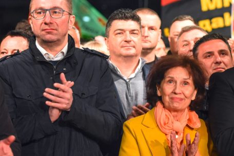 Der Vorsitzende der größten Oppositionspartei VMRO DPMNE, Hristijan Mickoski (l.) und die von ihm unterstützte Präsidentschaftskandidatin Gordana Siljanovska Davkova (r.) während einer Wahlkampfveranstaltung in Shtip 