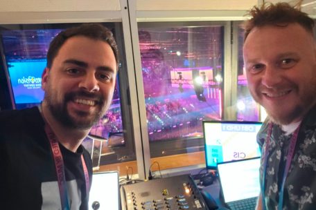 Arbeitsplatz mit Aussicht: Die beiden Luxemburger Kommentatoren in ihrer &bdquo;Box&ldquo;.