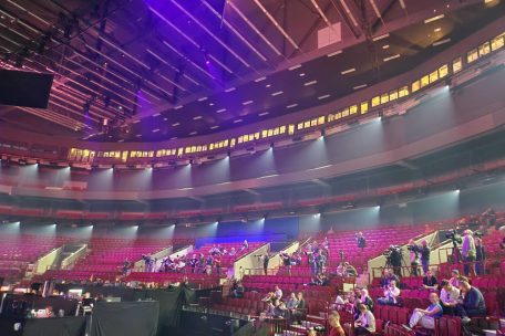 Unten die Presse bei der Generalprobe am Montag, oben die Boxen der Kommentatoren