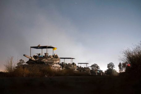Dieses am 8. Mai von der israelischen Armee zur Verfügung gestellte Foto zeigt israelische Panzer in Rafah im südlichen Gazastreifen