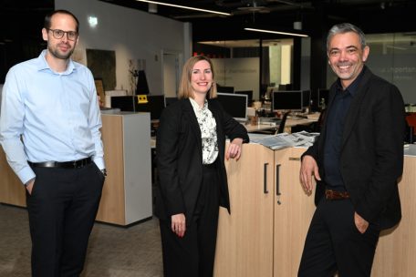 Michelle Cloos zusammen mit den Tageblatt-Chefredakteuren Chris Schleimer (l.) und Armand Back (r.)