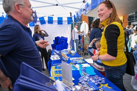 Vor und im Adenauer-Gebäude des EU-Parlaments informierten EU-Institutionen die Besucher über ihre Arbeit