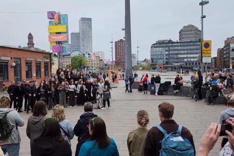 Am Bahnhof in Malmö / Feierlaune am Tag vor dem ESC-Finale am Samstag
