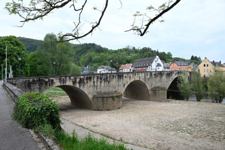 Auf der ehemaligen Grenzbrücke zwischen den beiden Orten werden am 31. Mai wieder Bänke und Tische aufgestellt – für ein gemeinsamen Essen zwischen Nachbarinnen und Nachbarn