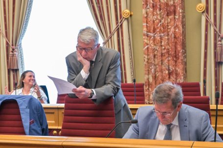Die Abgeordneten Fernand Kartheiser (l.) und Gusty Graas brüten über der Formulierung der Resolution