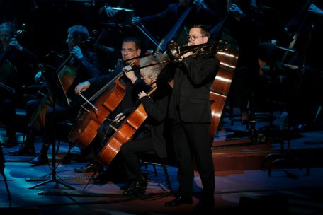 McFarlane wurde vom Symphonieorchester unterstützt