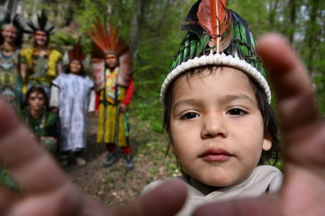Die Huni Kuin versuchen, ihre Traditionen an ihre Kinder (hier Bari) und kommende Generationen weiterzugeben, unter anderem mit der „Schule des Lebens“