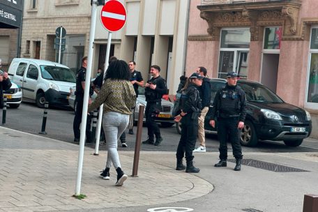 Beamte vor dem Café Central in Esch