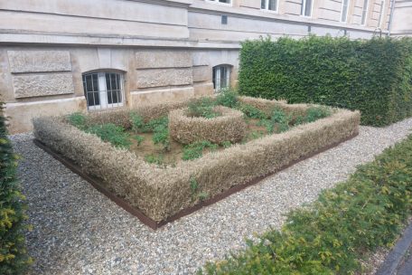 Vor dem LGE in Esch sieht man das Werk des Zünslers