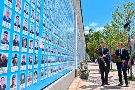 Recht auf Verteidigung anderer: US-Außenminister Antony Blinken (rechts) mit seinem ukrainischen Amtskollegen Dmytro Kuleba bei der Kranzniederlegung am Denkmal für gefallene Soldaten in Kiew