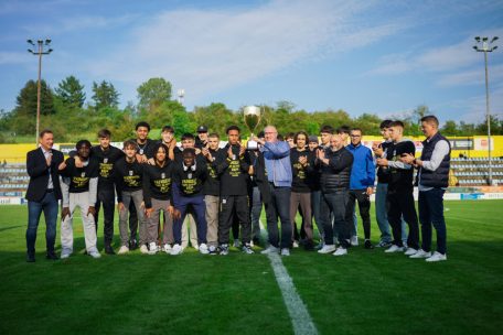 Ihren großen Tag erlebten die Junioren des F91 Düdelingen am vergangenen Mittwoch in Rodange. Die jungen Düdelinger konnten im Finale der Coupe du Prince die Entente Differdingen/Luna Oberkorn vor 1.511 Zuschauern nach einer sehr langen Pokal-Durststrecke mit 5:4 im Elfmeterschießen bezwingen. Am Samstag präsentierte die U19 des F91 stolz ihren Pokal in der Halbzeitpause der BGL-Ligue-Partie gegen Niederkorn, sie wurden ihren Anhängern mit Namen vorgestellt und erhielten zu Recht riesigen Beifall.