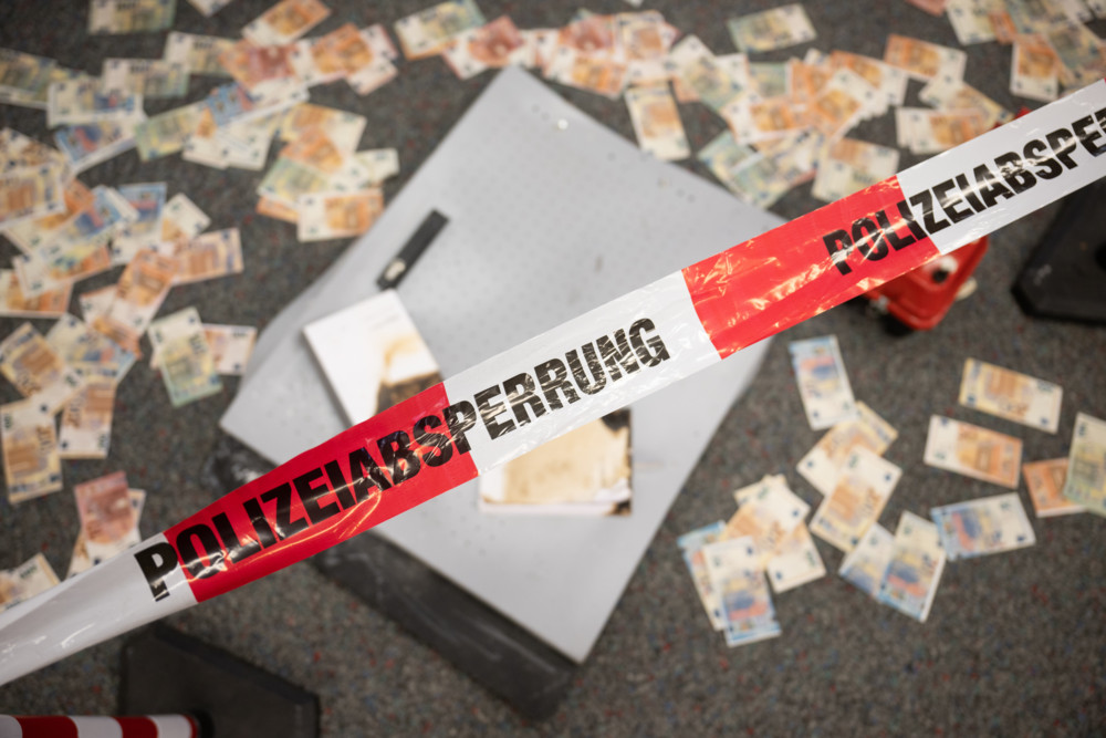 Jenseits der Grenze / Geldautomat in Wincheringen gesprengt: Täter flüchten nach Unfall zu Fuß