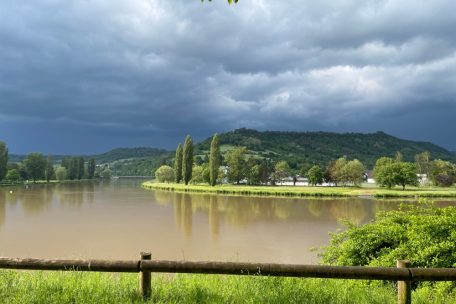 Gewitterwolken am realen Himmel – und in den Social Media