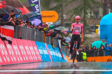 Radsport / Pogacar dominiert auch im Wetter-Chaos