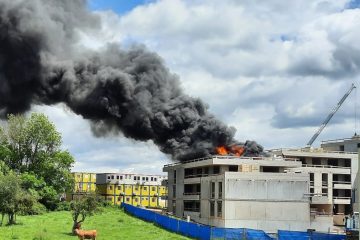 Wickringen / Isolationsmaterial auf Baustelle in Brand geraten – Anwohner sollen ihre Fenster schließen