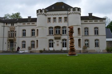 Skulptura 2024 / Kunst zwischen Himmel und Erde: Internationale Künstler stellen auf Schloss Kewenig aus