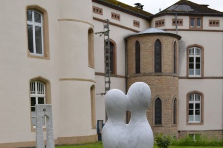 Norbert Jäger aus Hamburg stellt gleich mehrere Skulpturen aus Carrara-Marmor aus. Der geborene Aschaffenburger schaut bereits auf Ausstellungen und Symposien in Ägypten, Belgien, Dänemark, Deutschland, Frankreich, Griechenland, Italien, Japan, Südkorea, den Niederlanden, Spanien, Türkei und USA zurück.