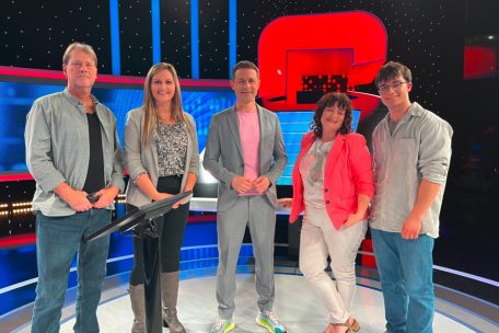 Die Kandidaten Jürgen, Claudine (zweite von links), Sonja und Kim mit Moderator Alexander Bommes (Mitte)