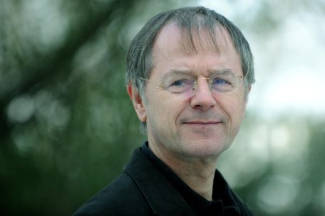 Prof. Dr. Christoph Butterwegge ist Professor für Politikwissenschaft am Institut für vergleichende Bildungsforschung und Sozialwissenschaften an der Humanwissenschaftlichen Fakultät der Universität zu Köln