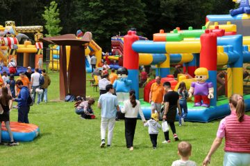 Hüpfburgen, so weit das Auge reicht / Hüpfen, was das Zeug hält: Family Week-End in Hesperingen 