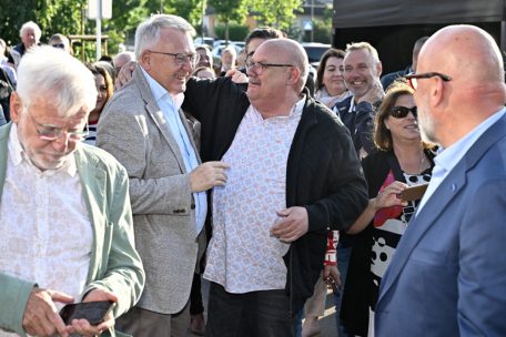 Zwei Differdinger zusammen: Spitzenkandidat Nicolas Schmit und der Bürgermeister der Südgemeinde, Guy Altmeisch