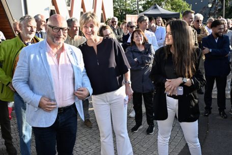 Der Bürgermeister von Schüttringen, Claude Marson (l.), die LSAP-Ko-Vorsitzende Francine Closener und die Spitzenkandidatin bei den Europawahlen, Danielle Filbig (r.)
