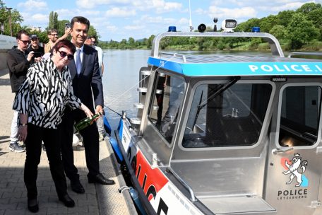 Monique Hermes taufte das neue Polizeiboot auf den Namen „Golf 70“