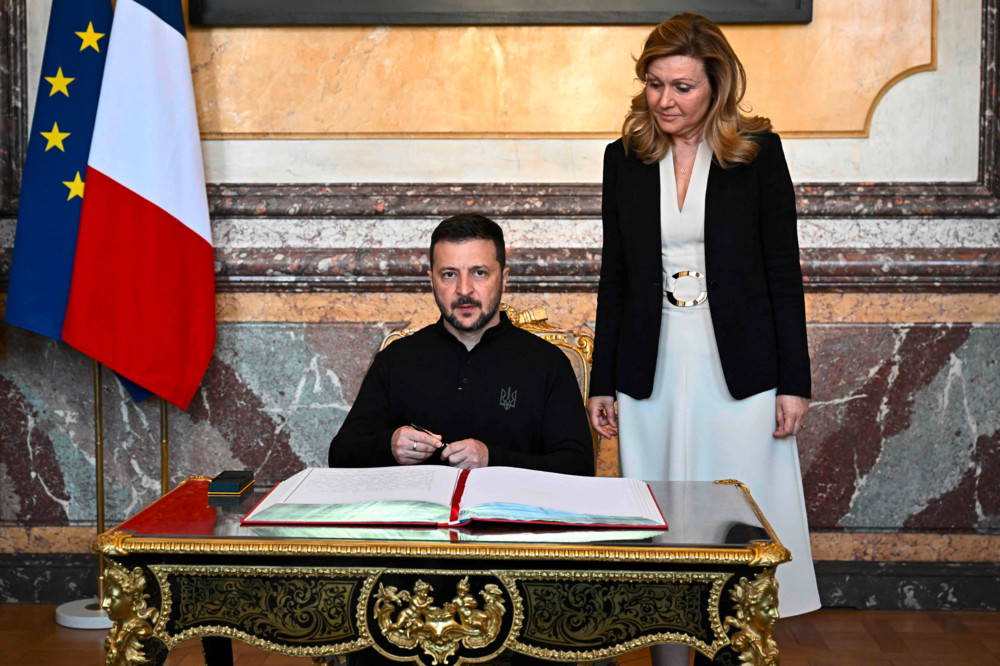 Ukraine-Krieg / Selenskyj wirbt in Paris für weitere militärische Unterstützung seines Landes