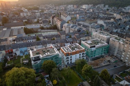 Seitliche Sicht auf die drei Wohnblöcke hinter dem ehemaligen Tageblatt-Hauptgebäude