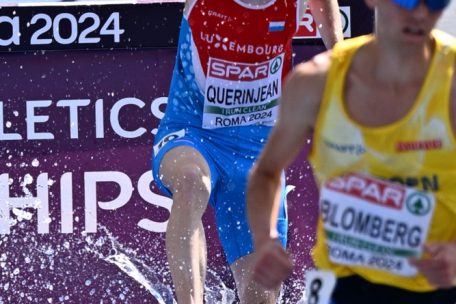 Ruben Querinjean kämpft mit den Herausforderungen des 3.000-Meter-Hindernislaufes