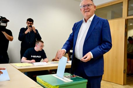 EU-Kommissar für Beschäftigung und soziale Rechte, Nicolas Schmit (LSAP), gibt in Berdorf seine Stimme ab