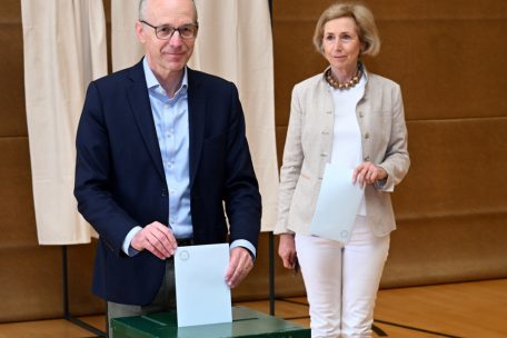 Lux Frieden und seine Ehefrau geben ihre Stimmzettel in Contern ab