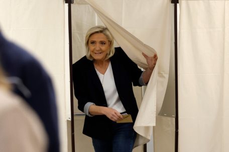 Die französische Rechtsaußen-Führerin Marine Le Pen verlässt die Wahlkabine
