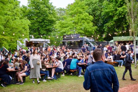 Viel Andrang im Open-Air-Foodcourt