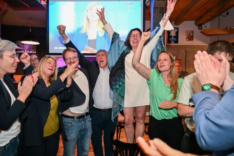 Große Freude bei den großen Verlierern dieser Wahl, den Grünen, die doch nicht alles verloren haben und ihren Sitz knapp retten konnten