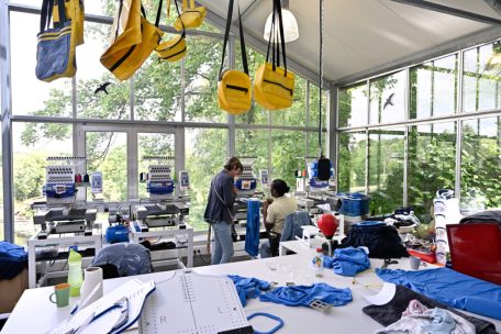 In der Nähwerkstatt des „Kräizbierg“ werden die gelben Säcke zu Taschen ummodelliert