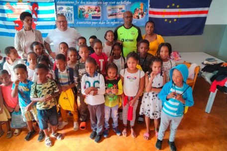 Camille Weber (2.v.l. im Hintergrund) wird im Herbst wieder Schulmaterial und Trikots verteilen