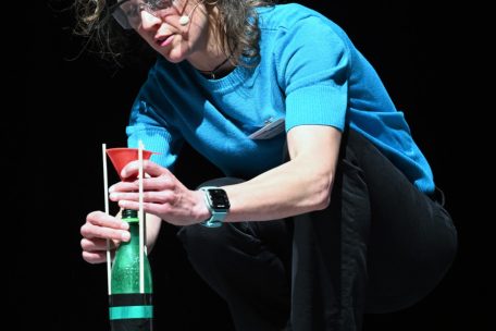 Experimente lockerten die Konferenz auf: Moderatorin Michèle Weber zeigt, wie man mit Vitamin-C-Pulver eine Rakete steigen lassen kann. 