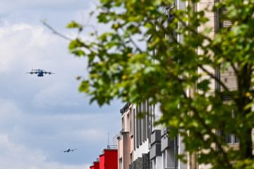 Galerie / Nationalfeiertags-Generalprobe: Militär-Riesenflugzeuge fliegen über die Avenue de la Liberté