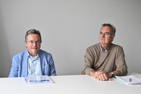 Mitglied Marc Faramelli und der Präsident von „Solidaritéit mat den Heescherten“, Guy Foetz, haben sich viel mit dem Bettelverbot beschäftigt – und einiges an Unterlagen zum Thema gesammelt